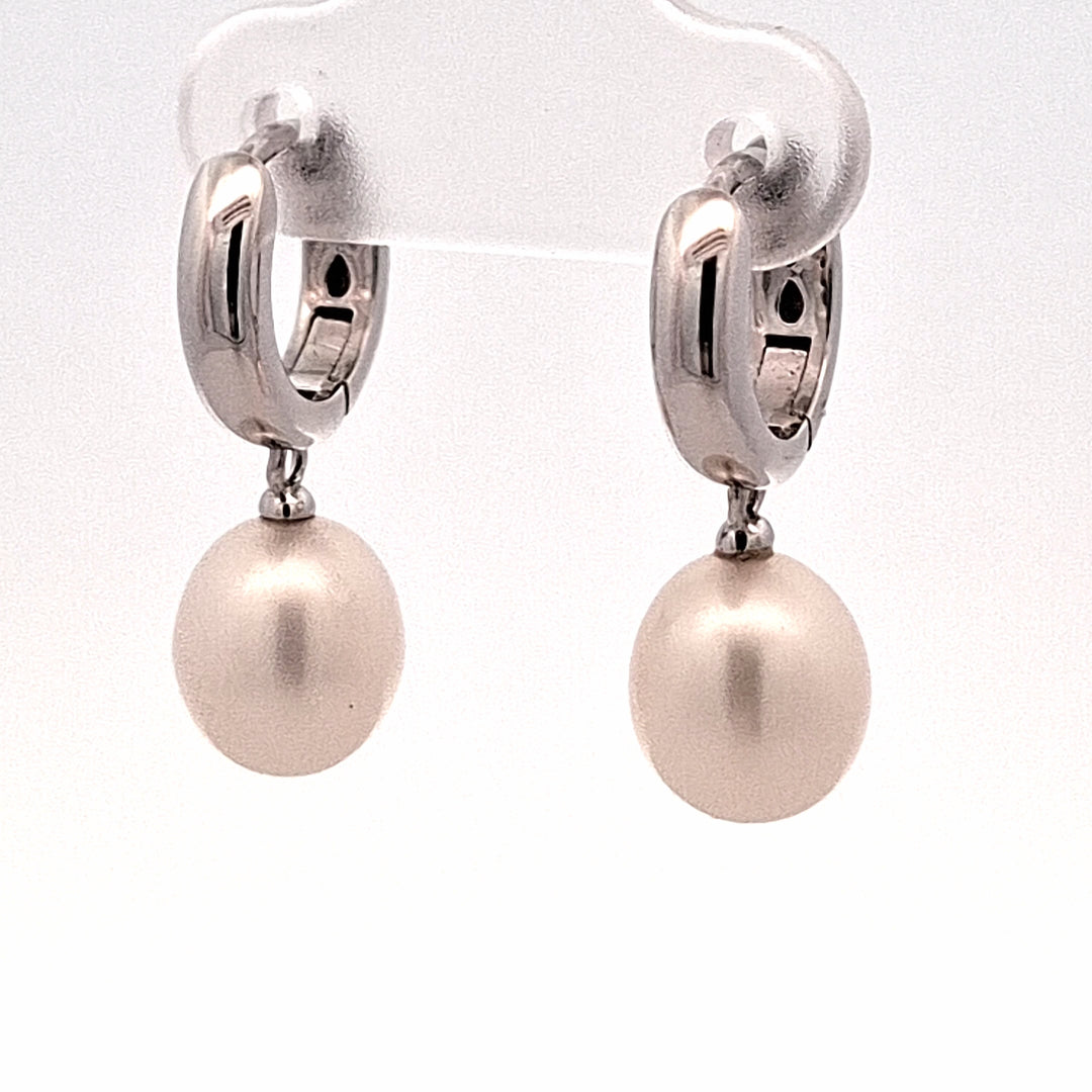 Huggy pearl drop earrings 37928