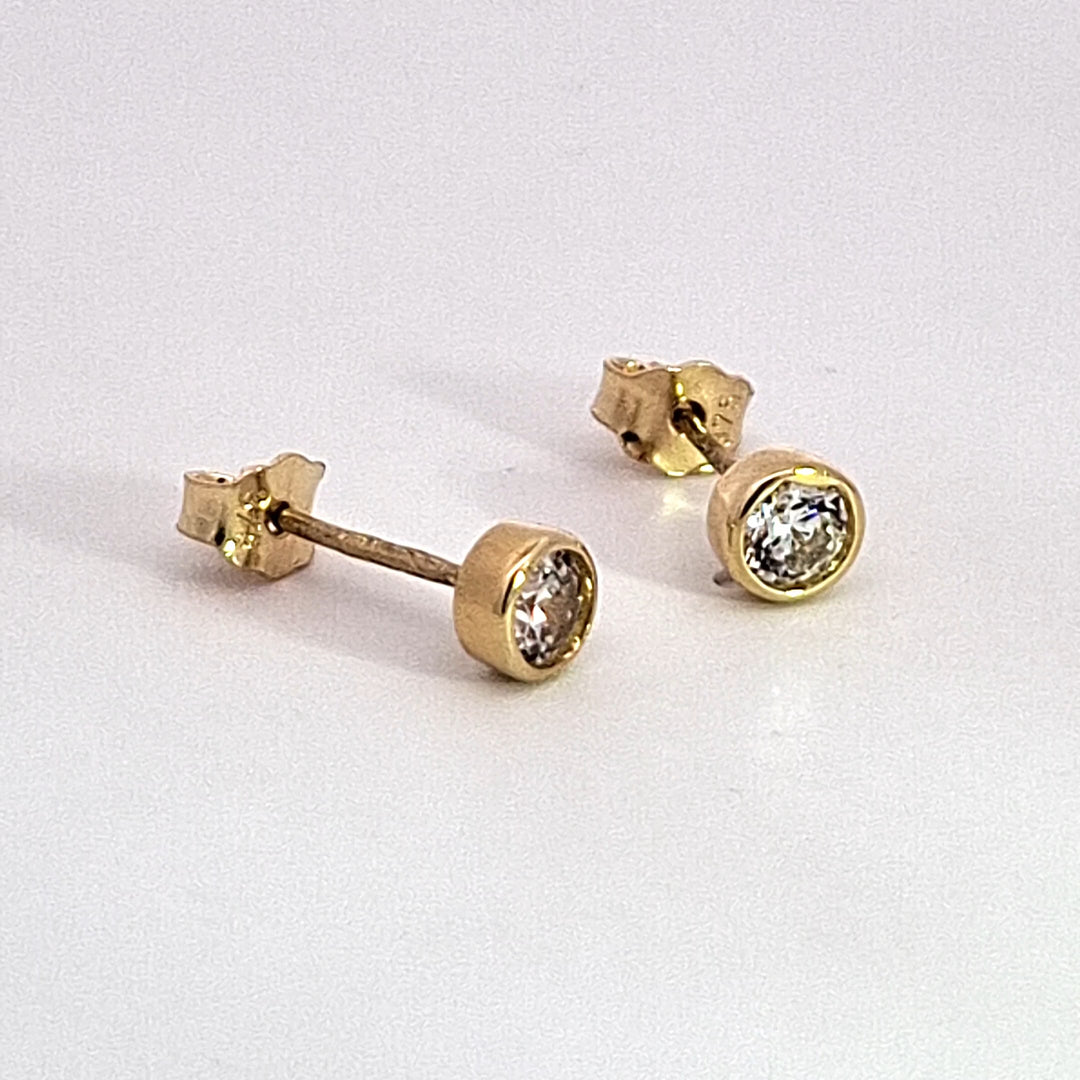 Gold rub over set CZ studs 38527