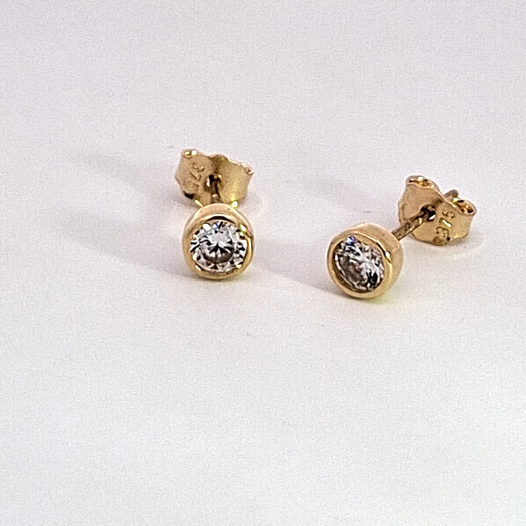 Gold rub over set CZ studs 38527