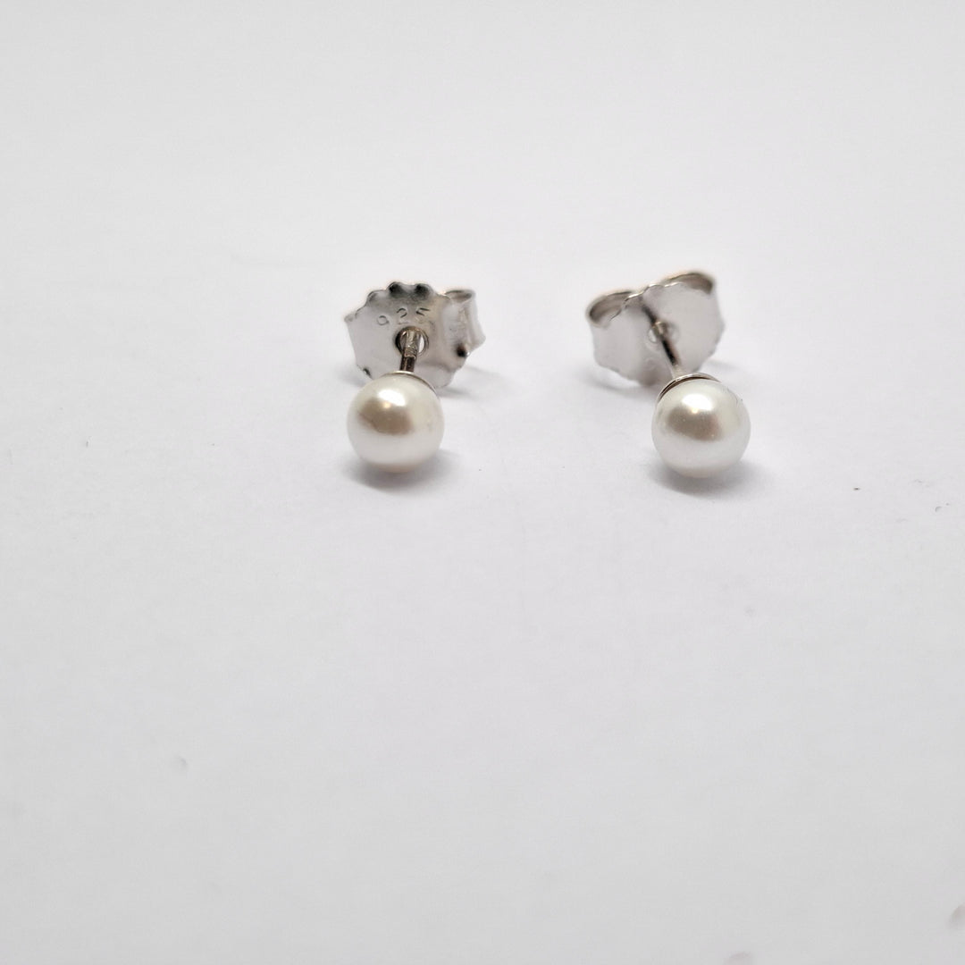 Silver small pearl stud earring 38451