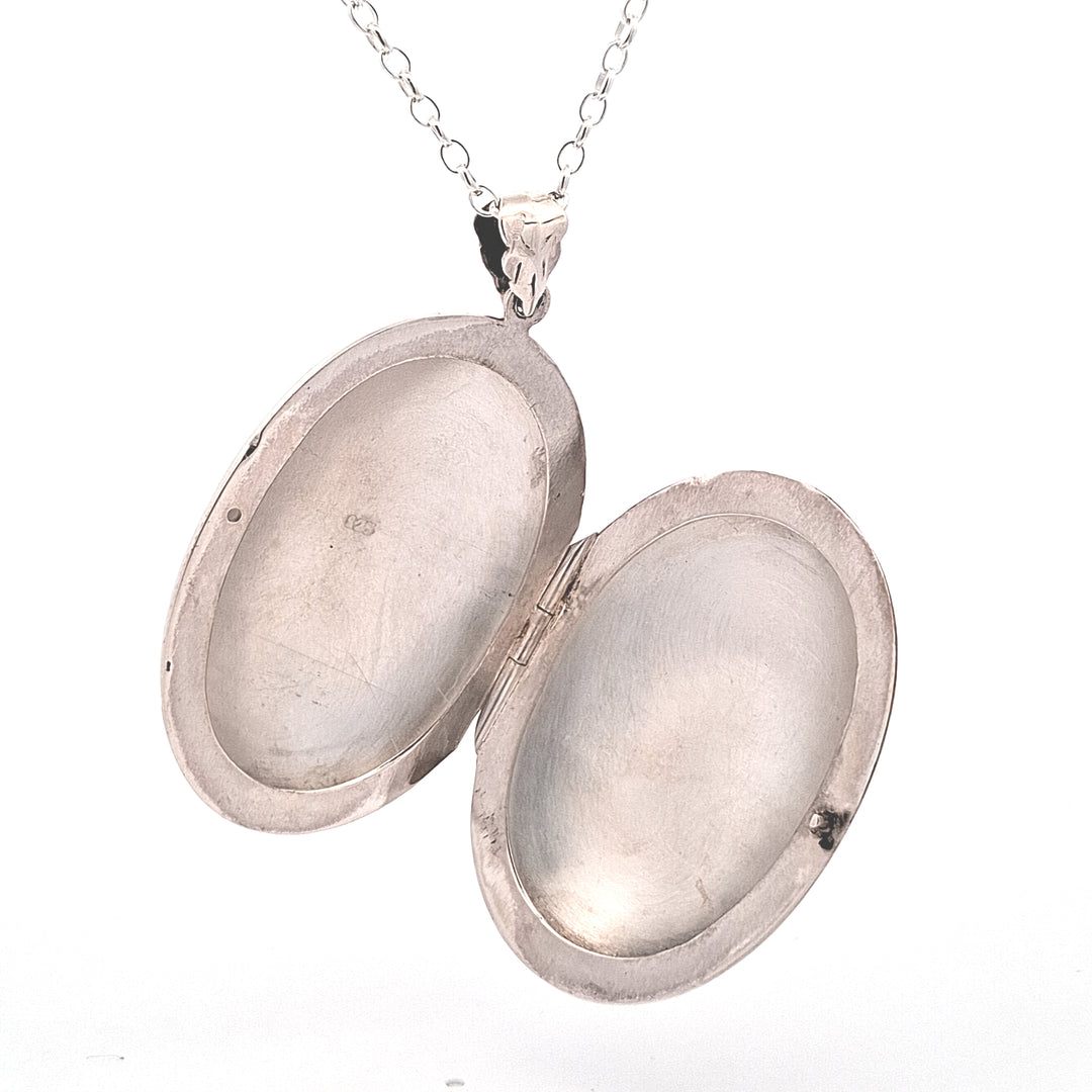Large heavy oval silver locket 38726