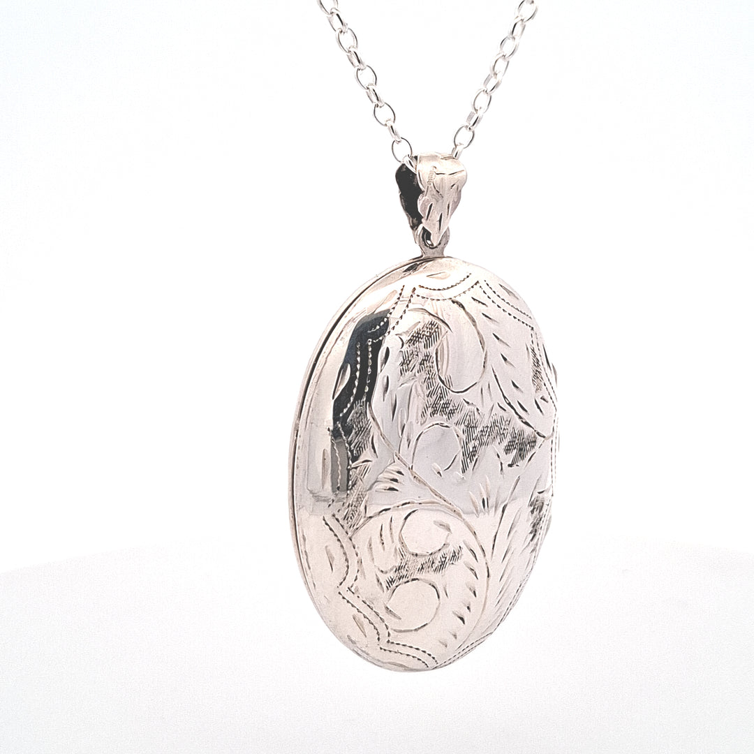 Large heavy oval silver locket 38726
