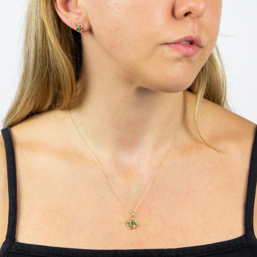 Cut Out Flower Pendant With Emerald In Yellow Gold 36805 - Armin Lowe Jewellers