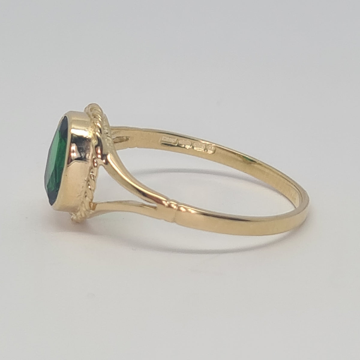 9ct gold  ladies Emerald Green CZ ring 35459 - Armin Lowe Jewellers