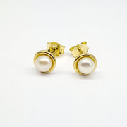 9ct gold 6mm half pearl with gold surround stud earring 33568